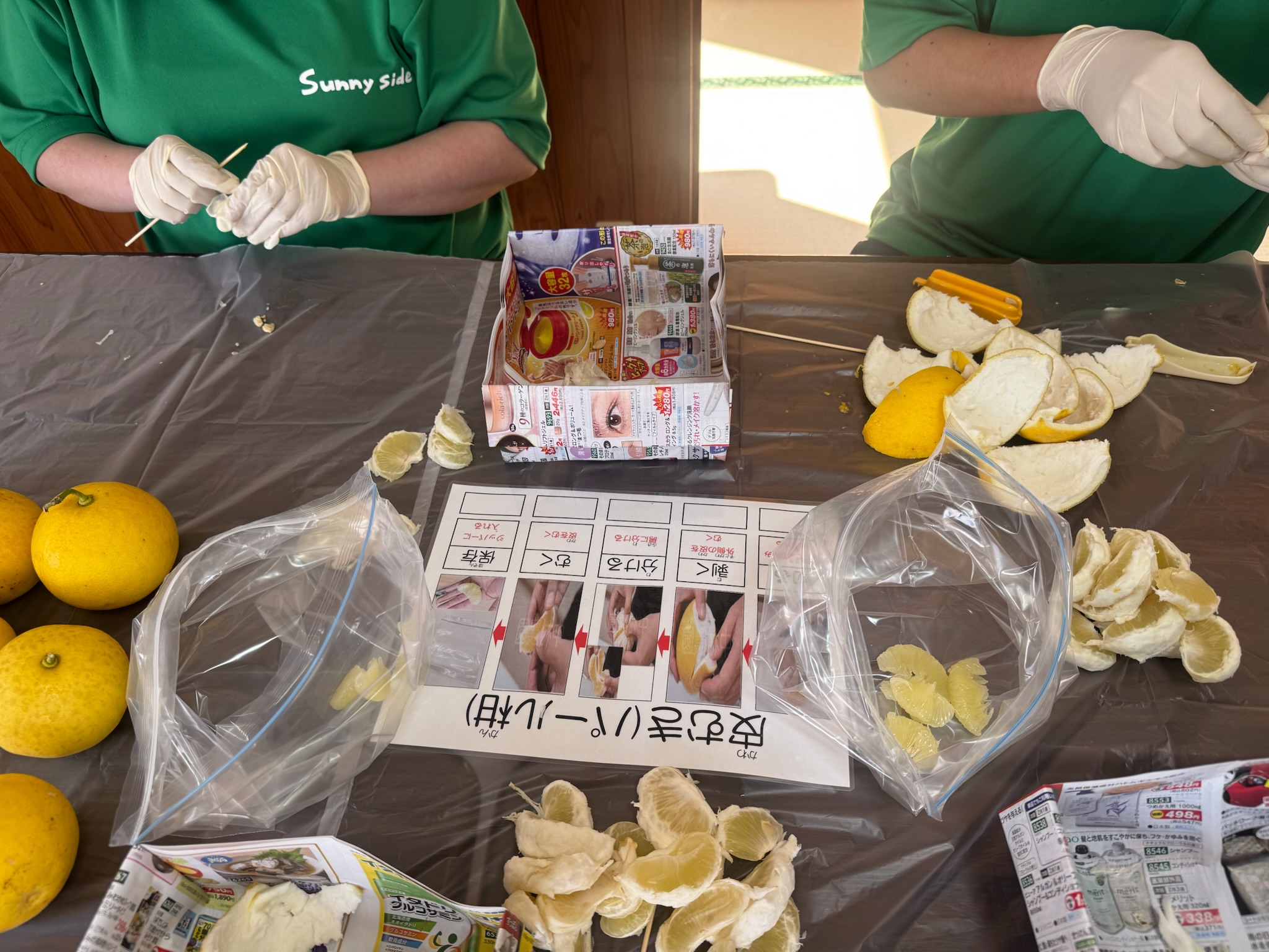 利用者が軽作業で商品づくりに取り組む様子